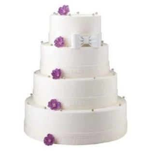 Photographie d'une pièce montée blanche de quatre étages cylindriques décorés de fleurs violettes